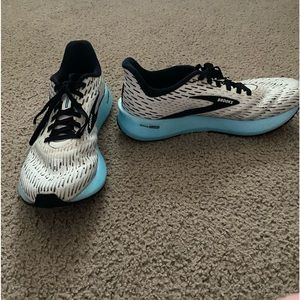 Brooks tennis shoes size 8